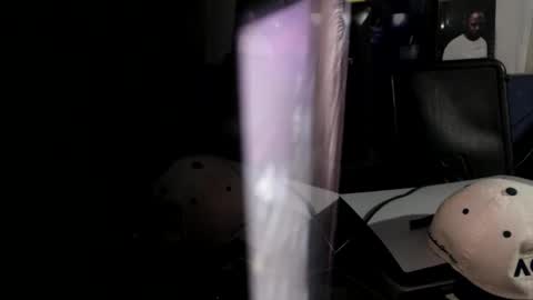 buzzzzzzz01 online show from November 6, 2025, 7:42 am