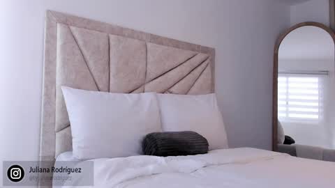 Snapshot of by_juliana chatting on September 19, 2025, 9:15 pm online show from September 19, 2025, 9:15 pm