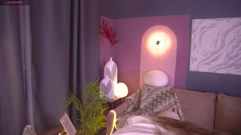 Kira online show from October 15, 2025, 3:23 pm