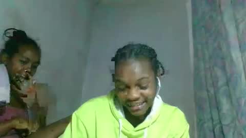Snapshot of caella98 chatting on April 24, 2026, 1:35 pm caella98 online show from April 24, 2026, 1:35 pm