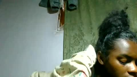 Snapshot of caella98 chatting on May 21, 2026, 11:17 am caella98 online show from May 21, 2026, 11:17 am