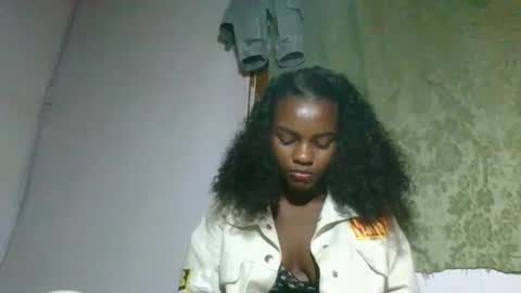 Snapshot of caella98 chatting on May 22, 2026, 4:01 pm caella98 online show from May 22, 2026, 4:01 pm