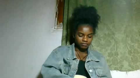 Snapshot of caella98 chatting on May 24, 2026, 4:23 pm caella98 online show from May 24, 2026, 4:23 pm