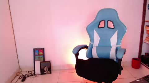 callmebluee online show from April 25, 2026, 6:16 pm