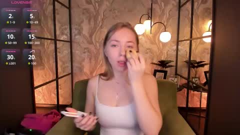 Snapshot of callmenora chatting on November 7, 2025, 8:25 am Nora online show from November 7, 2025, 8:25 am