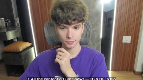 Snapshot of calvin_loves_you chatting on April 19, 2026, 6:10 pm Hey I am Calvin online show from April 19, 2026, 6:10 pm