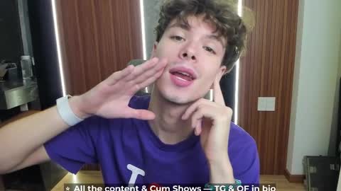 Snapshot of calvin_loves_you chatting on April 24, 2026, 5:15 pm Hey I am Calvin online show from April 24, 2026, 5:15 pm