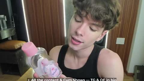 Snapshot of calvin_loves_you chatting on April 25, 2026, 5:10 pm Hey I am Calvin online show from April 25, 2026, 5:10 pm