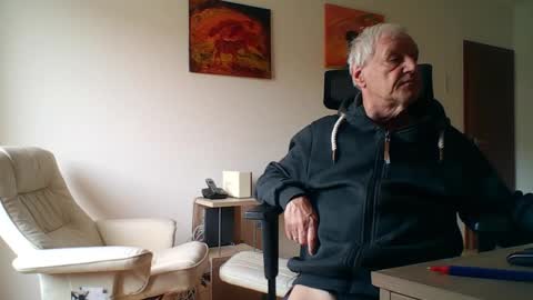 camcologne online show from March 31, 2026, 8:48 am