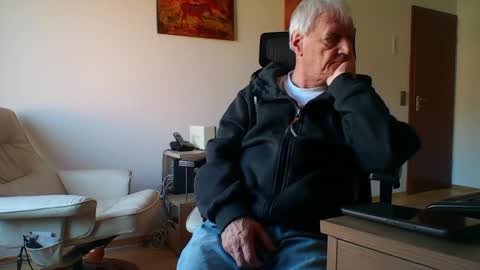 camcologne online show from April 1, 2026, 8:04 am