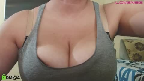 Camila  online show from April 21, 2026, 4:23 pm