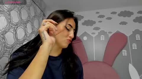 Snapshot of camilahunter__ chatting on February 11, 2025, 4:01 am Camila online show from February 11, 2025, 4:01 am