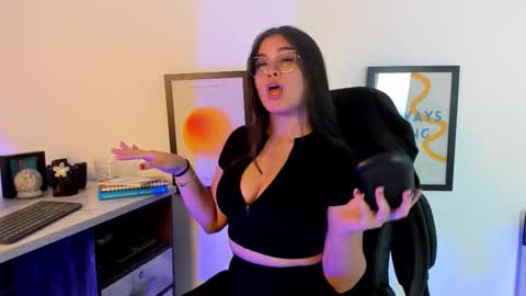 Camila online show from October 28, 2025, 6:32 pm