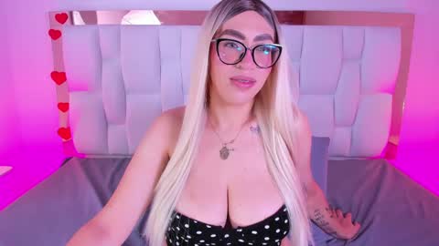 Snapshot of camille_juicy chatting on April 21, 2026, 12:44 pm Camille online show from April 21, 2026, 12:44 pm