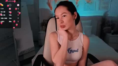 Camilla online show from November 12, 2025, 2:17 pm