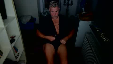 Snapshot of camunication chatting on November 17, 2025, 10:15 pm camunication online show from November 17, 2025, 10:15 pm