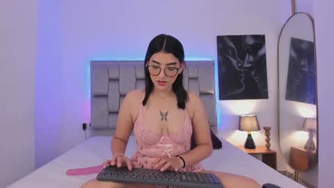 candy_tyna online show from June 26, 2026, 4:33 pm