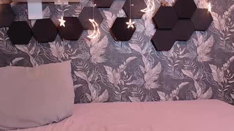 Mia online show from December 5, 2025, 4:21 am