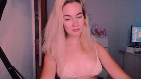 Snapshot of carinfox chatting on September 10, 2025, 5:07 am Carin online show from September 10, 2025, 5:07 am