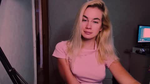 Snapshot of carinfox chatting on September 16, 2025, 6:58 am Carin online show from September 16, 2025, 6:58 am