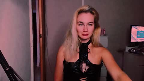 Snapshot of carinfox chatting on September 16, 2025, 8:43 pm Carin online show from September 16, 2025, 8:43 pm