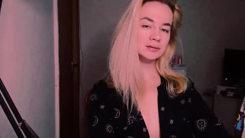 Snapshot of carinfox chatting on September 18, 2025, 3:41 am Carin online show from September 18, 2025, 3:41 am