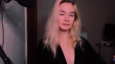 Snapshot of carinfox chatting on September 19, 2025, 4:03 am Carin online show from September 19, 2025, 4:03 am