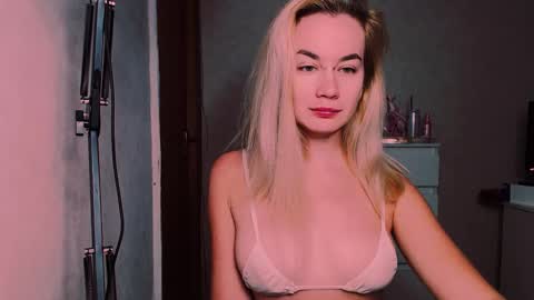 Snapshot of carinfox chatting on September 27, 2025, 5:12 am Carin online show from September 27, 2025, 5:12 am