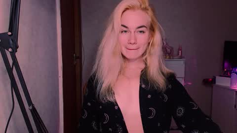 Snapshot of carinfox chatting on October 1, 2025, 7:42 pm Carin online show from October 1, 2025, 7:42 pm