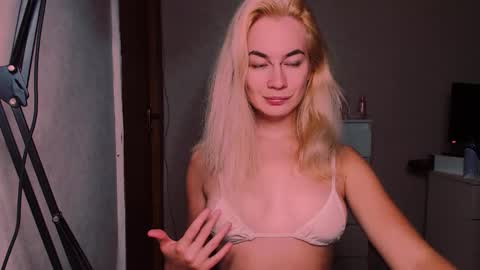 Snapshot of carinfox chatting on October 2, 2025, 6:15 pm Carin online show from October 2, 2025, 6:15 pm