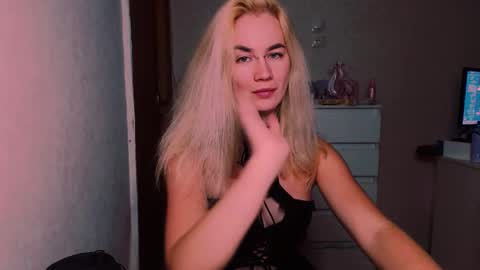 Snapshot of carinfox chatting on October 4, 2025, 5:44 pm Carin online show from October 4, 2025, 5:44 pm