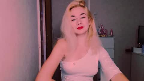 Snapshot of carinfox chatting on October 5, 2025, 8:12 am Carin online show from October 5, 2025, 8:12 am