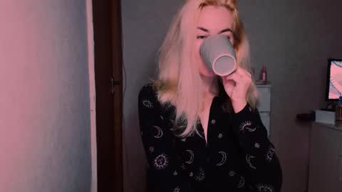 Snapshot of carinfox chatting on October 6, 2025, 5:27 am Carin online show from October 6, 2025, 5:27 am