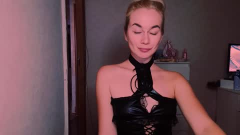 Snapshot of carinfox chatting on October 6, 2025, 7:33 pm Carin online show from October 6, 2025, 7:33 pm