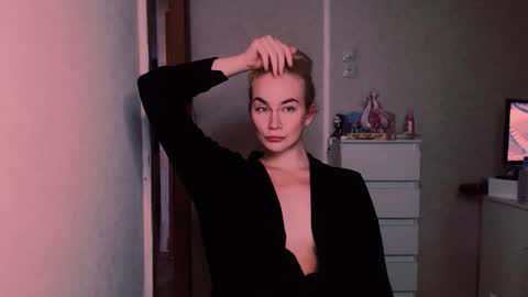 Snapshot of carinfox chatting on October 7, 2025, 7:44 pm Carin online show from October 7, 2025, 7:44 pm