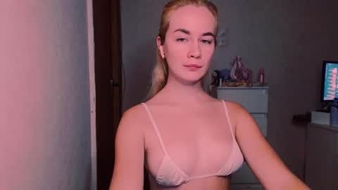 Snapshot of carinfox chatting on October 8, 2025, 7:50 am Carin online show from October 8, 2025, 7:50 am