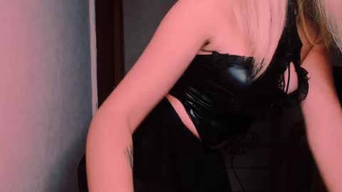 Snapshot of carinfox chatting on October 9, 2025, 3:15 am Carin online show from October 9, 2025, 3:15 am