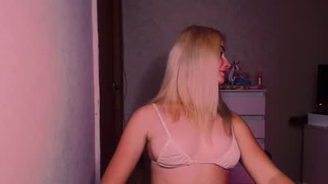 Snapshot of carinfox chatting on October 17, 2025, 5:48 pm Carin online show from October 17, 2025, 5:48 pm