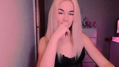 Snapshot of carinfox chatting on October 21, 2025, 7:25 pm Carin online show from October 21, 2025, 7:25 pm