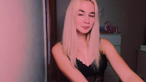 Snapshot of carinfox chatting on October 28, 2025, 7:16 pm Carin online show from October 28, 2025, 7:16 pm