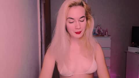 Snapshot of carinfox chatting on November 3, 2025, 7:31 am Carin online show from November 3, 2025, 7:31 am