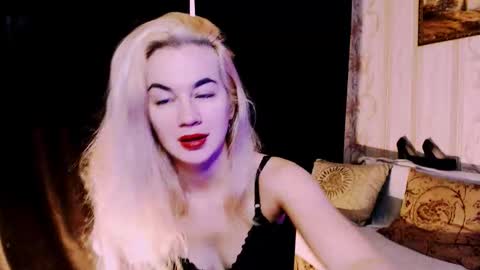 Snapshot of carinfox chatting on November 25, 2025, 8:36 am Carin online show from November 25, 2025, 8:36 am