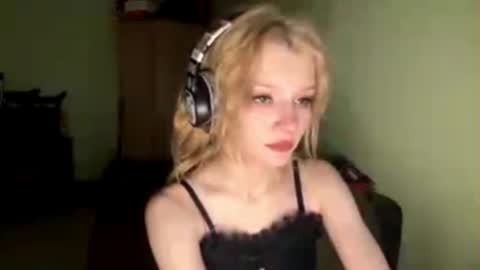 Snapshot of carmenlavelli chatting on June 19, 2026, 11:52 pm Elina online show from June 19, 2026, 11:52 pm