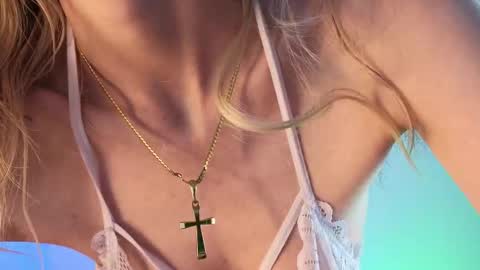 Snapshot of carolblonde chatting on October 3, 2025, 11:24 pm Char online show from October 3, 2025, 11:24 pm