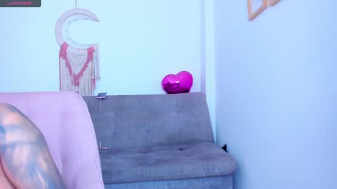 Snapshot of carolinalovehot chatting on December 18, 2024, 5:10 pm Carolina online show from December 18, 2024, 5:10 pm