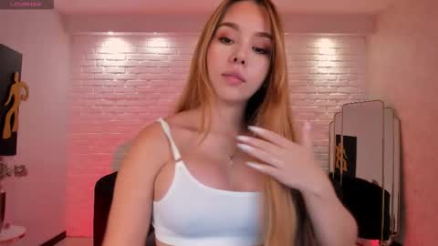 Snapshot of carolinegrace_ chatting on October 23, 2025, 10:36 am Caro online show from October 23, 2025, 10:36 am