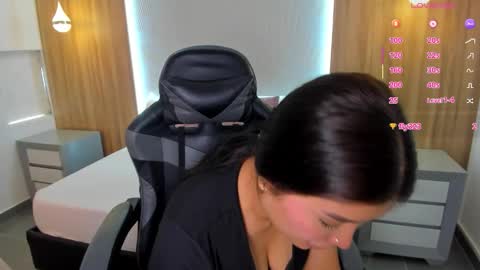 carriepink_ online show from November 10, 2025, 1:32 pm