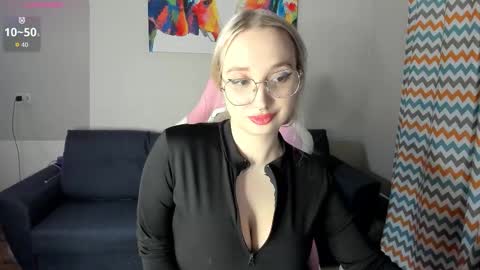 Cassie Rosss online show from November 24, 2025, 2:06 pm