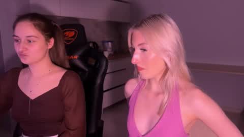 cassiekatherine_ online show from November 20, 2025, 9:31 am