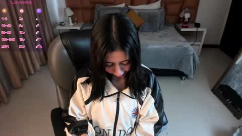 catti_brie_ online show from November 20, 2025, 11:43 am